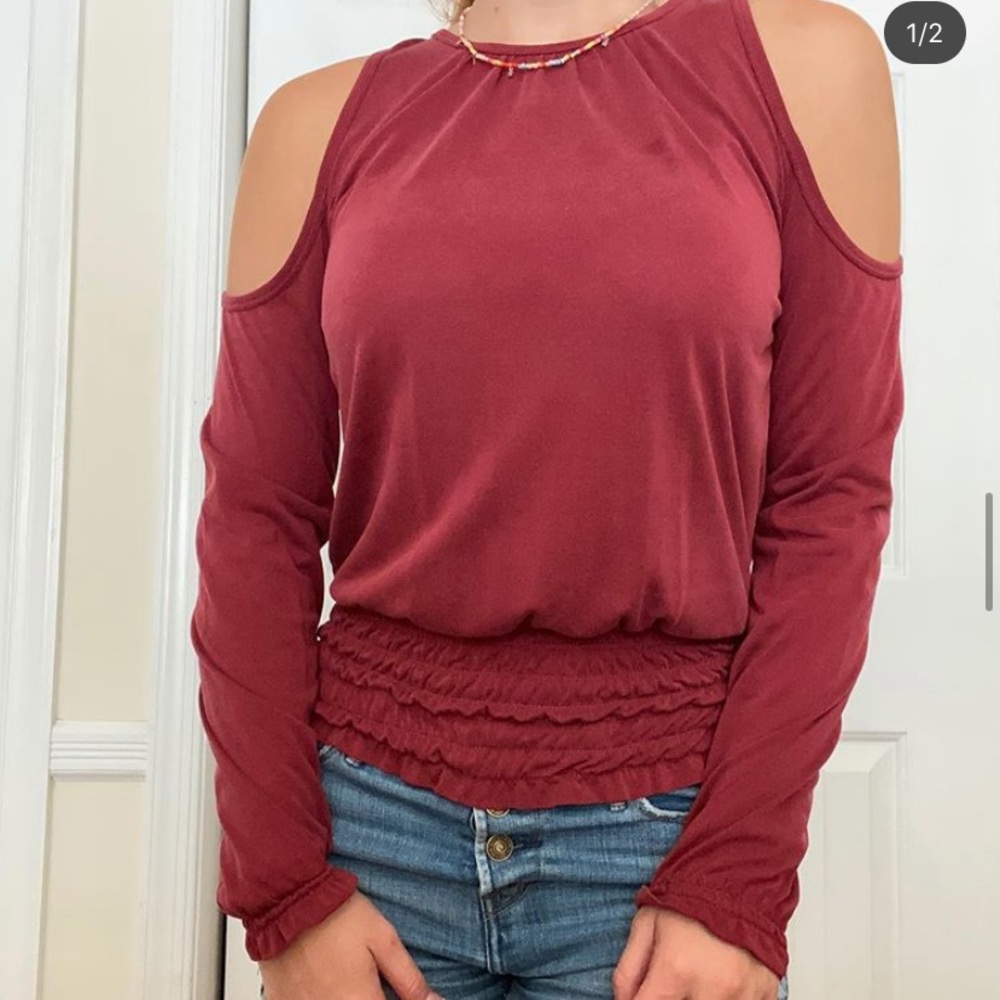 Cute shirt with open shoulders